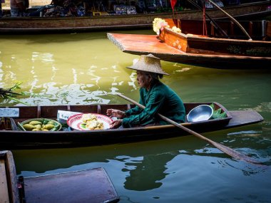 Excursion marché flottant Damnoen Saduak, Maeklong et Temple du Dragon