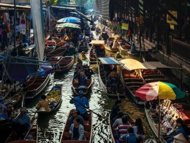 Excursion marché flottant Damnoen Saduak, Maeklong et Temple du Dragon