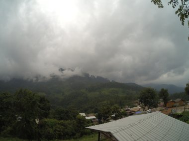 Chiang Dao en 1 Jour – Randonnée, Grottes & Sources Chaudes