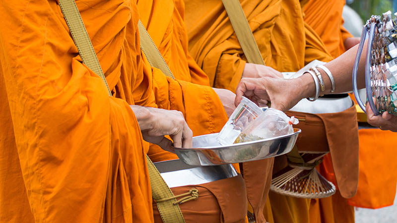 Offrandes aux moines et vol vers Chiang Mai